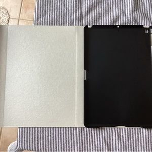 Apple IPad cover for 7, 8 and 9th Generation.  B7